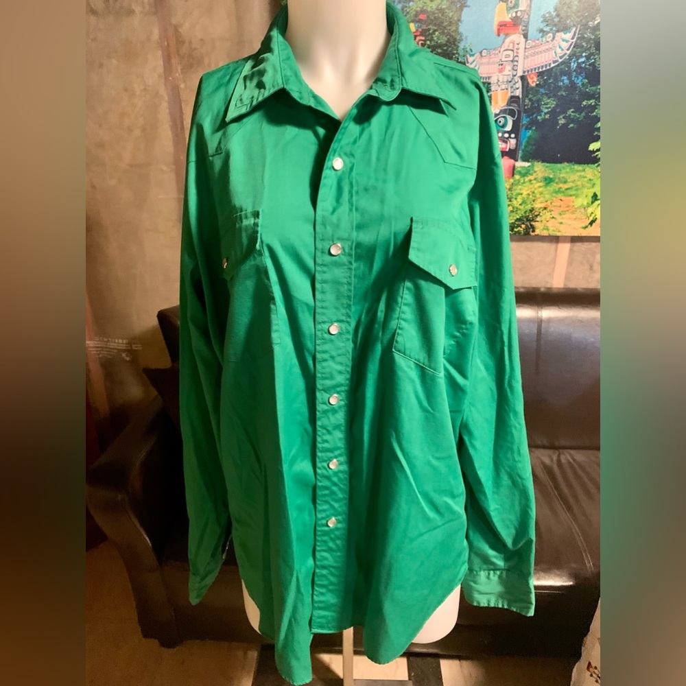 Vintage men’s Malco Modes dress shirt. Size L (16 1/2). Excellent condition.